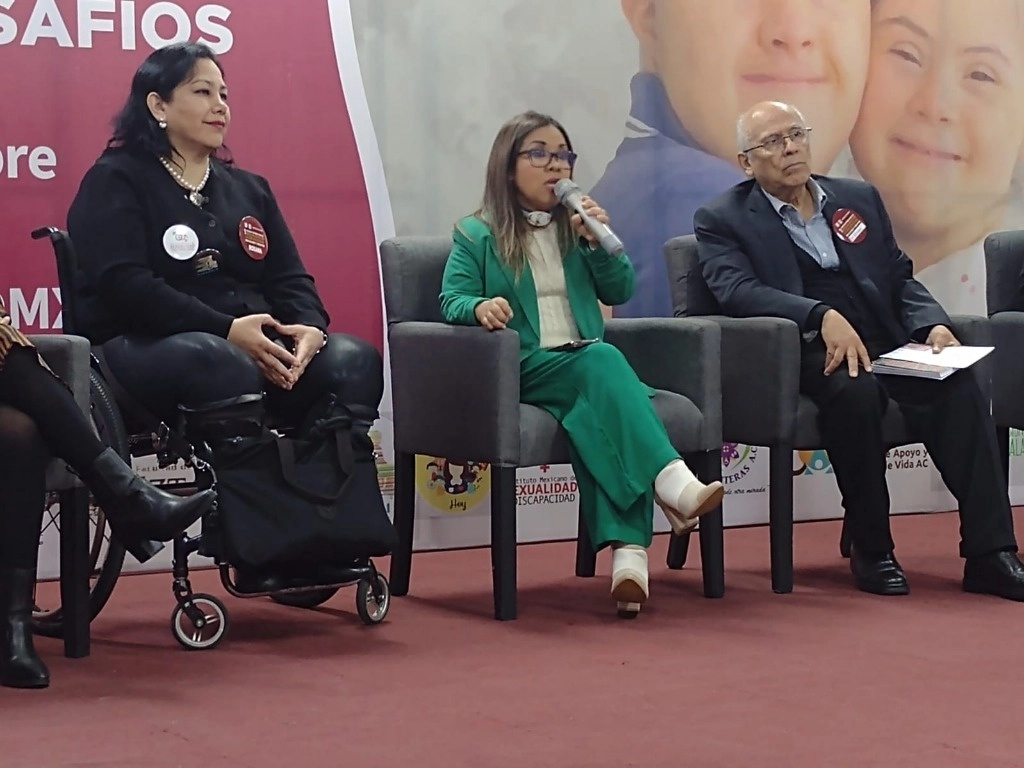 Ruth Francisca López (centro), titular del Indiscapacidad, durante el primer día del Congreso Internacional de Sexualidad en Discapacidad. Realidades y Desafíos. Foto tomada de X @indiscapacidad_