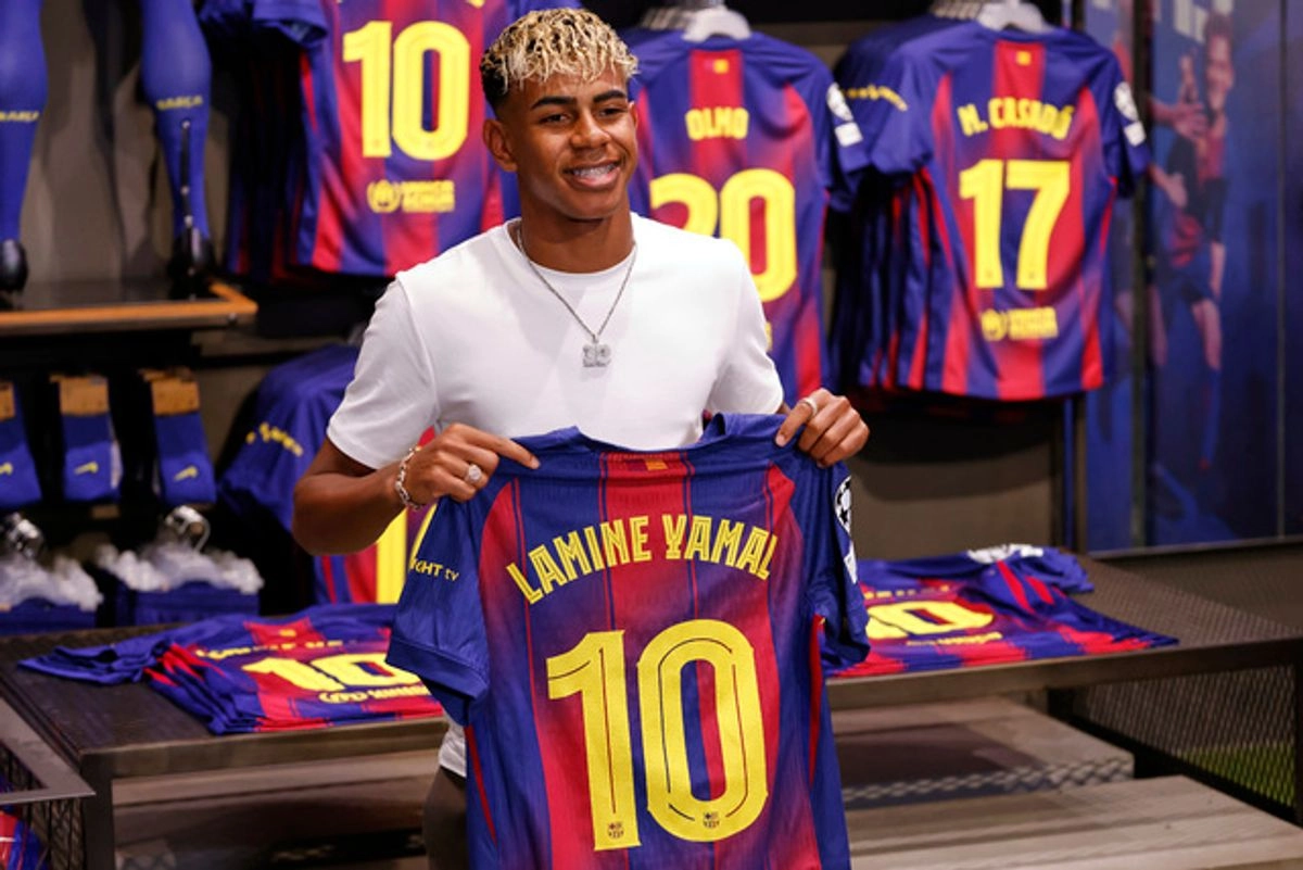 El jugador del FC Barcelona Lamine Yamal con la camiseta con el dorsal '10', mismo número que portaron leyendas como Diego Maradona, Ronaldinho y Lionel Messi. Foto 