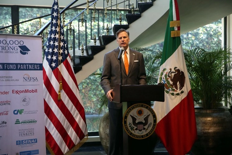 A México y EU no les conviene mantener completamente abierta su frontera por las amenazas que representan el coronavirus, el narcotráfico y el tráfico de personas, expuso el embajador de Washington en el país, Christopher Landau. Foto Jesús Villaseca