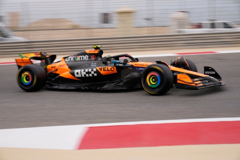 El británico Lando Norris, de McLaren, durante la prueba de pretemporada en el circuito de Sakhir, en Bahréin, el 26 de febrero de 2025. Foto Ap