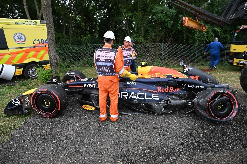 El Red Bull de Sergio Pérez quedó dañado luego de estrellarse durante la clasificación del GP de Hungría. Foto Afp 