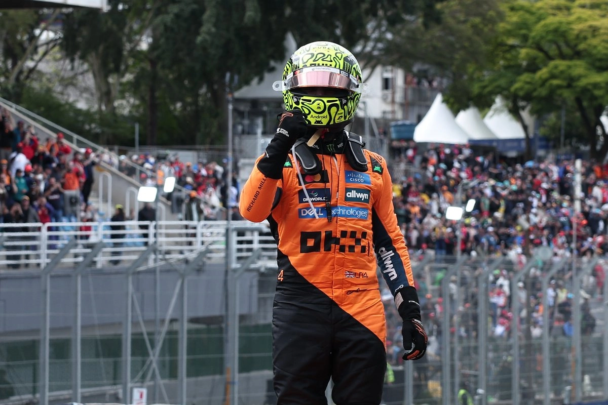El piloto de McLaren, Lando Norris, celebra tras ganar el GP de Brasil en el circuito de Interlagos, en Sao Paulo, el 9 de noviembre de 2025. Foto 