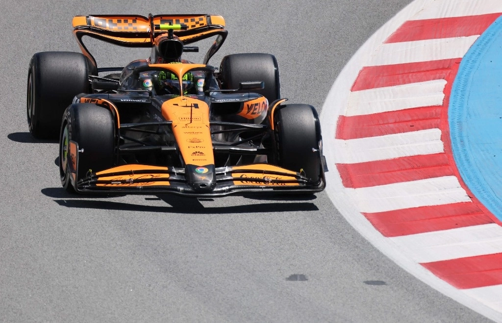 El piloto británico de McLaren Lando Norris marcó el mejor crono en la primera sesión de entrenamientos libres del Gran Premio de España de Fórmula 1, en el circuito Barcelona-Cataluña de Montmeló, el 21 de junio de 2024. Foto Afp
