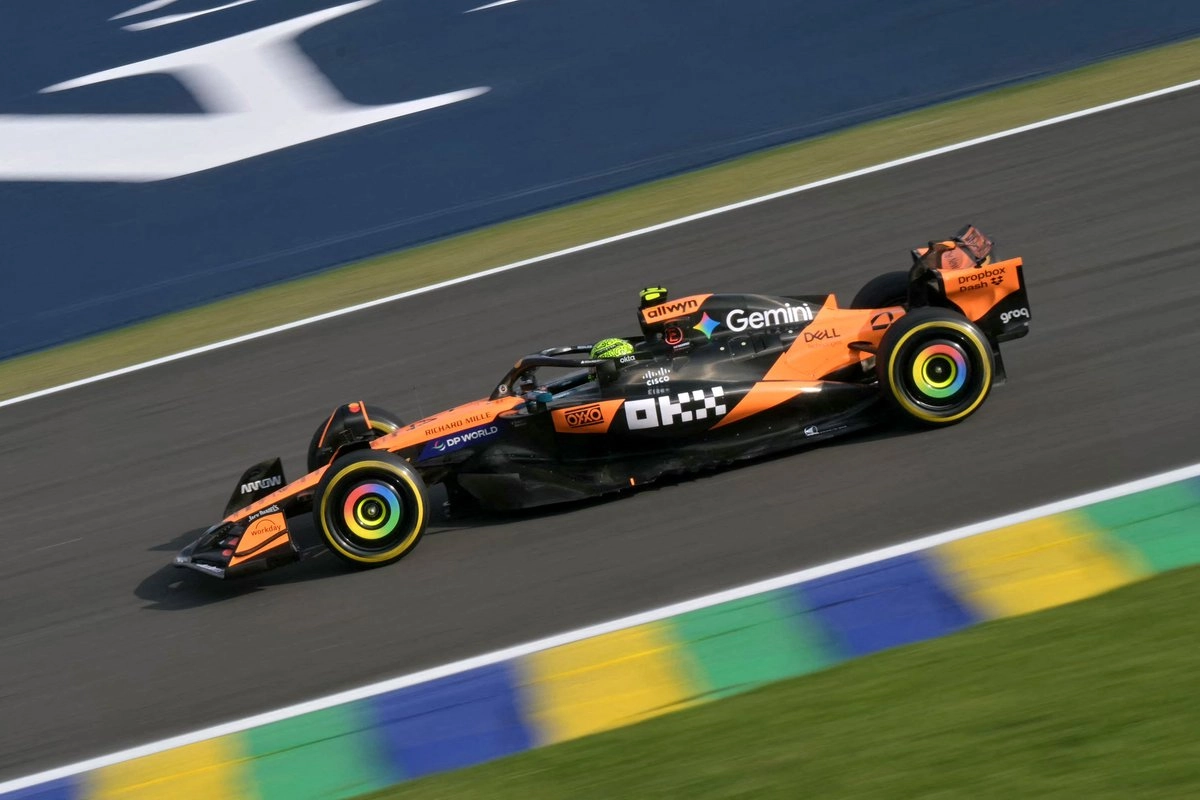 Lando Norris de la escudería McLaren durante la prueba clasificatoria de la carrera esprint del GP de Brasil en el circuito de Interlagos en Sao Paulo, el 7 de noviembre de 2025. Foto 

