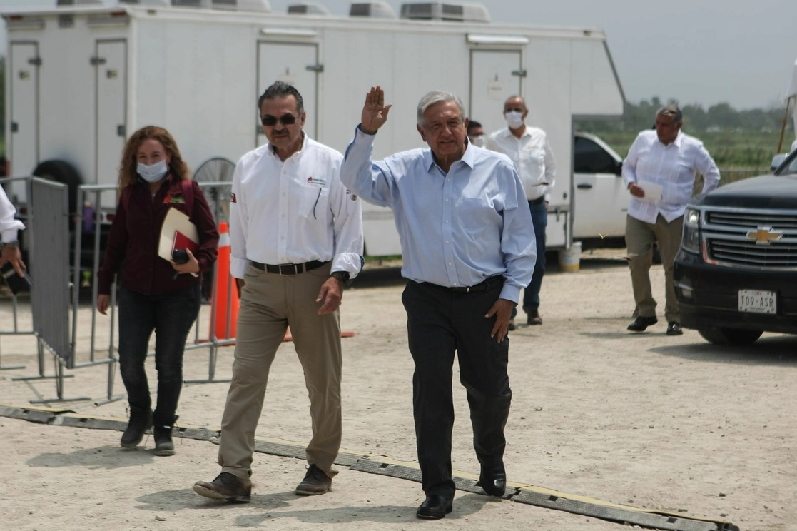 El presidente Andrés Manuel López Obrador y el director de Pemex, Octavio Romero Oropeza, a su llegada al pozo Dzimpona durante la conmemoración del 83 Aniversario de la Expropiación Petrolera, en Tabasco, el 18 de marzo de 2021. Foto Cuartoscuro



