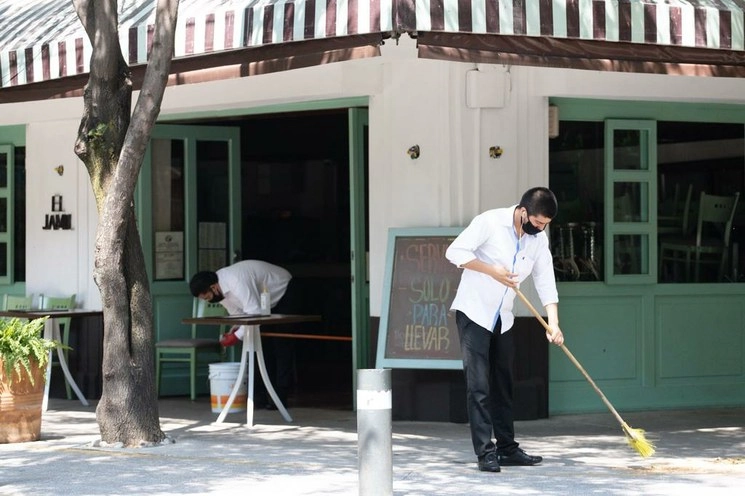 Personal de restaurantes se prepara para su reapertura luego del confinamiento. Foto Pablo Ramos