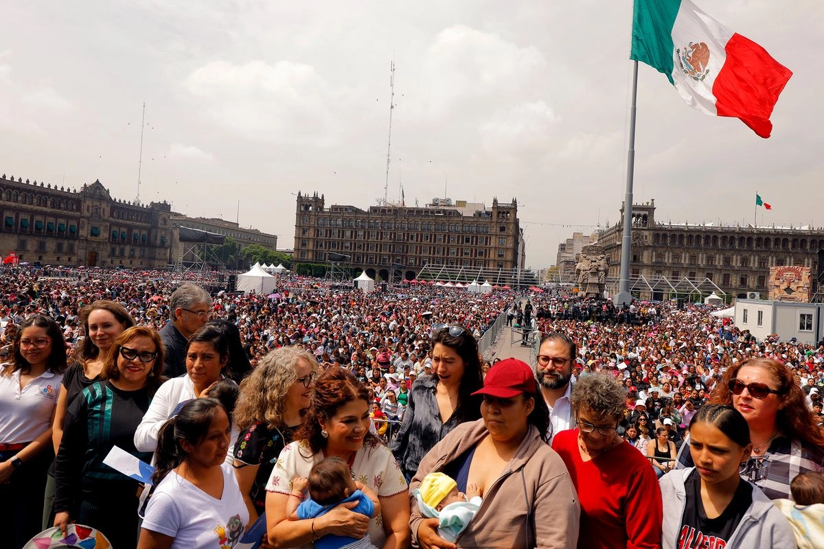 Entrega de tarjetas a beneficiarias del programa Desde la cuna de la CDMX. Foto