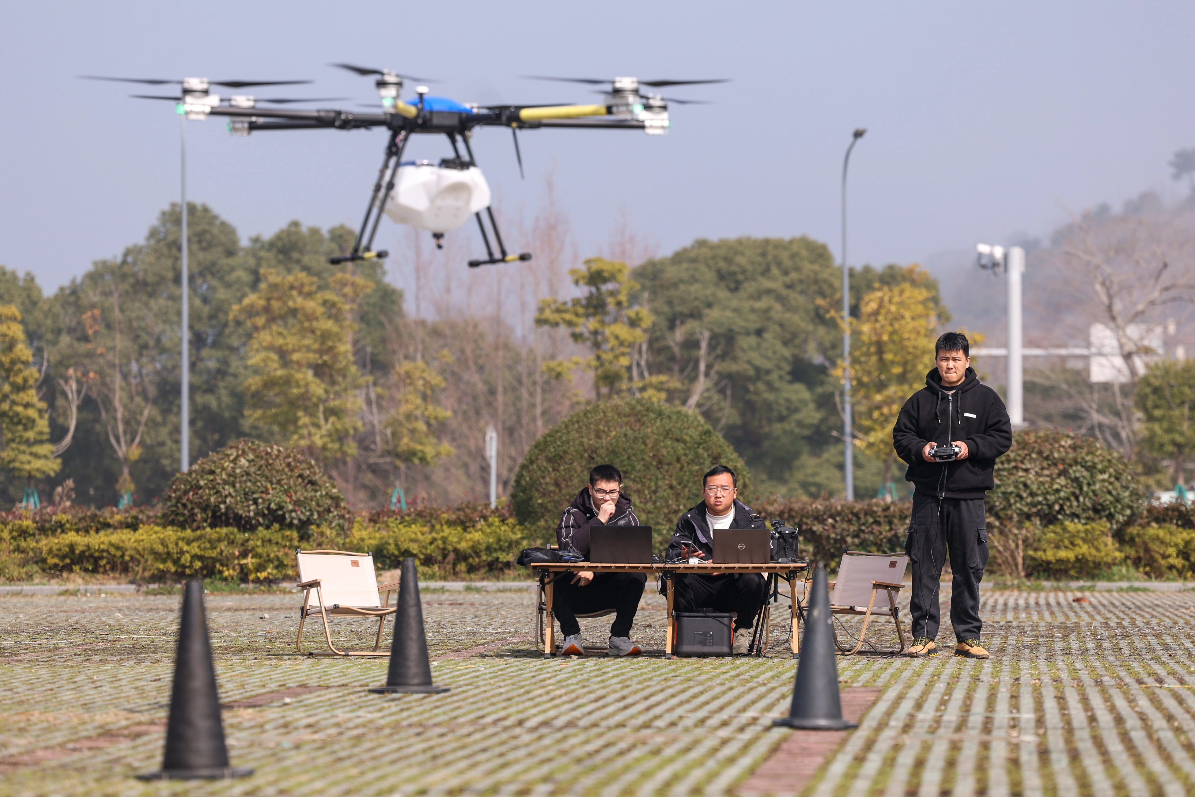 Entrenamiento con drones en una base de innovación cientí­fica y tecnológica de baja altitud ubicada en el distrito de Jiangbei, en Ningbo, en la provincia de Zhejiang, en el este de China. Foto