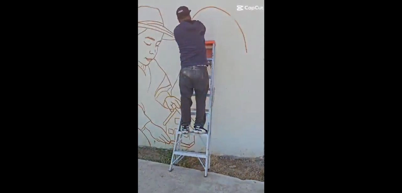 Un artista diseña un mural en una comunidad indígena. Foto