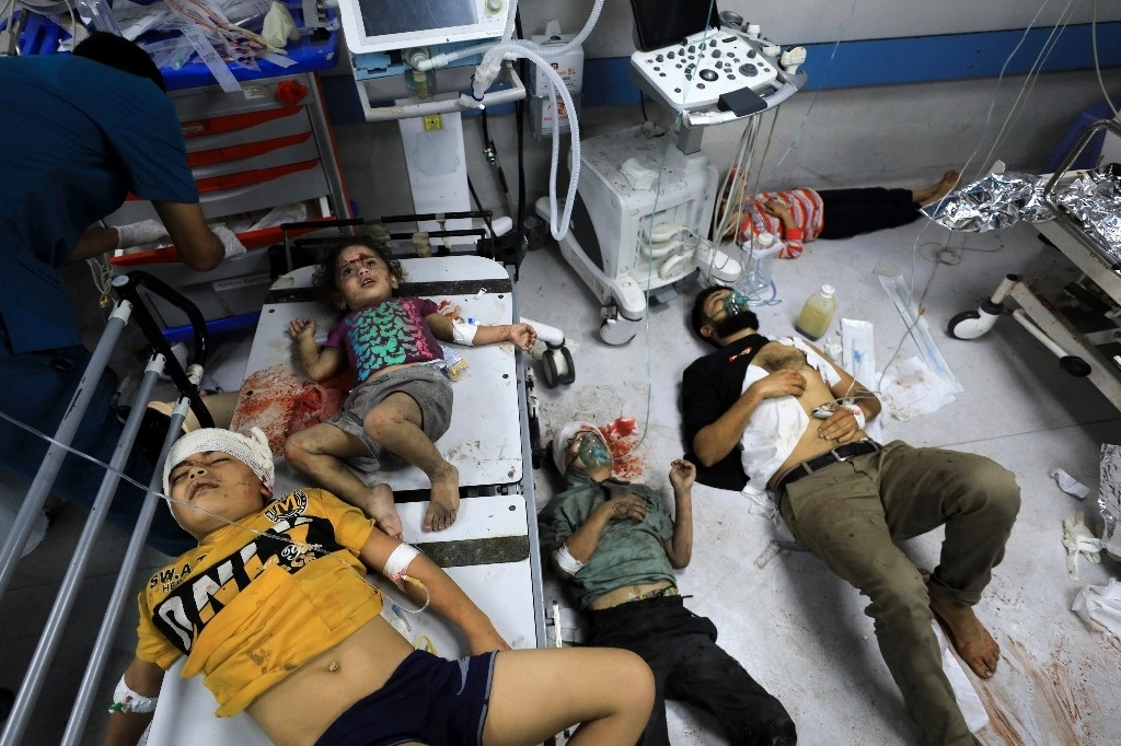 Palestinos heridos por los ataques israelíes esperan atención en el hospital de Al Shifa, en la franja de Gaza. Foto Ap.