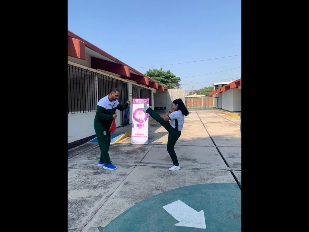 Para la ex atleta e impulsora del proyecto Débora Sáenz, el entrenamiento en técnicas de defensa proporciona múltiples beneficios, como una mejor salud, además de que puede salvar vidas. Foto FIDEIMSS 
