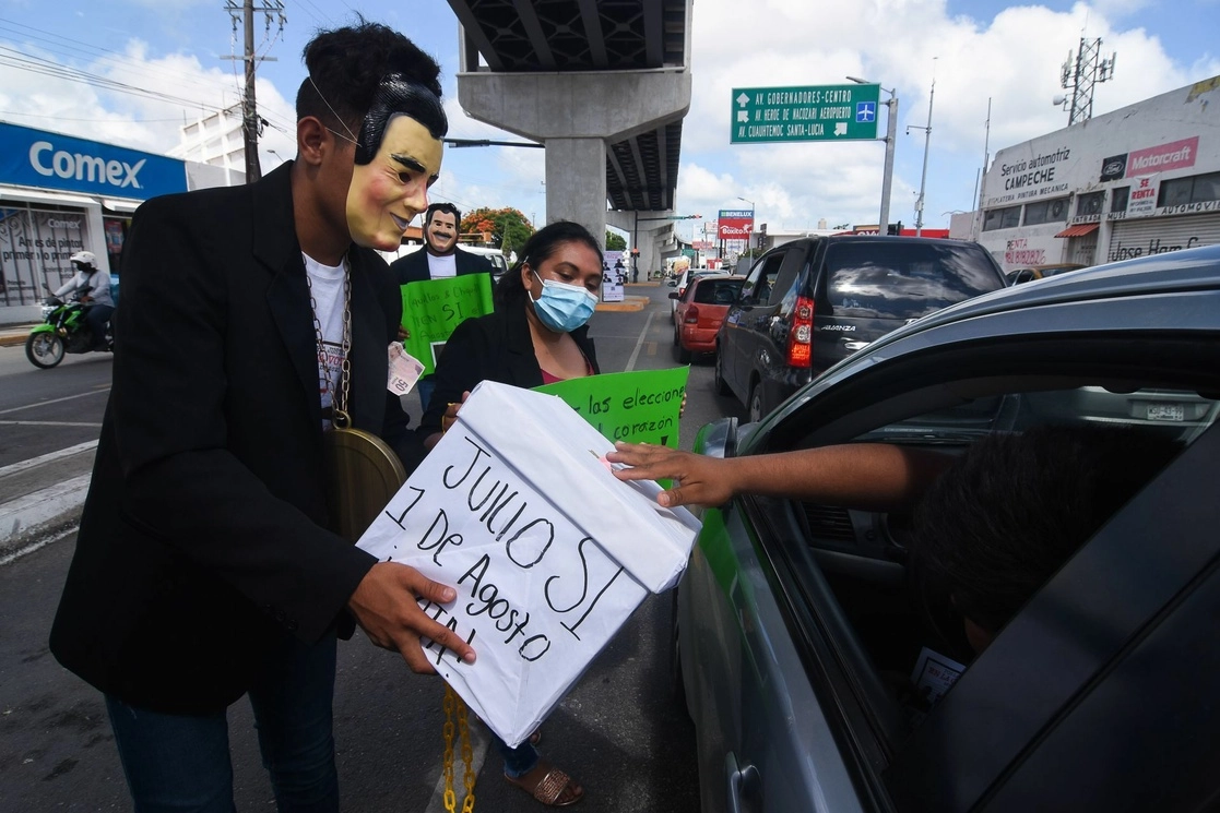Jóvenes adherentes a Morena promueven la consulta popular en las principales avenidas de la capital de Campeche. Foto Cuartoscuro