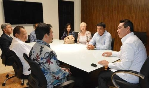 El empresario paquistaní Mohamad Yusuf Amdani Bai al lado de Alejandro Moreno Cárdenas. Foto tomadas de redes sociales