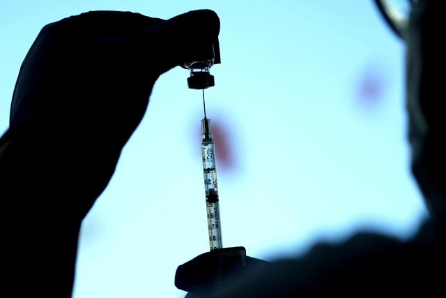 Una enfermera prepara una dosis de una vacuna de Pfizer contra el coronavirus en Chicago. Foto Ap 