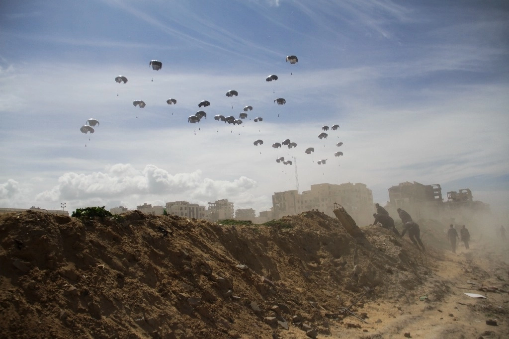 Un avión militar de carga "lanzó más de 41 mil 400 raciones equivalentes de comida y 23 mil botellas de agua en el norte de Gaza, una región en gran necesidad", declaró el Comando Central de Estados Unidos (Centcom). Foto Ap