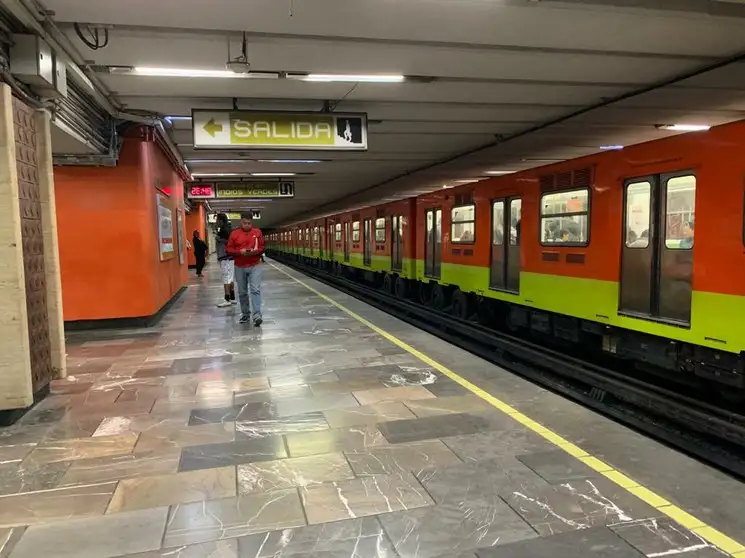 Usuarios de la Línea 5 del Metro durante la Jornada Nacional de Sana Distancia en la Ciudad de México, el 23 de marzo de 2020. Foto María Luisa Severiano