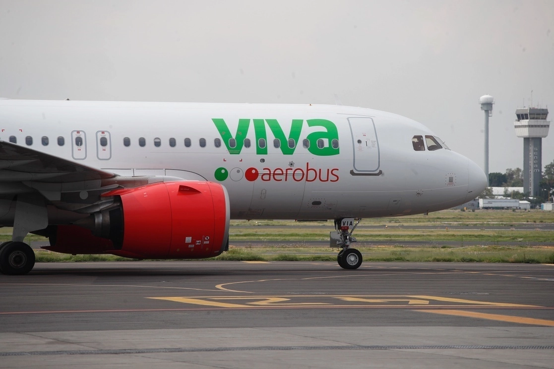 Un avión de Viva Aerobús en el Aeropuerto Internacional de la Ciudad de México. Foto Guillermo Sologuren / Archivo