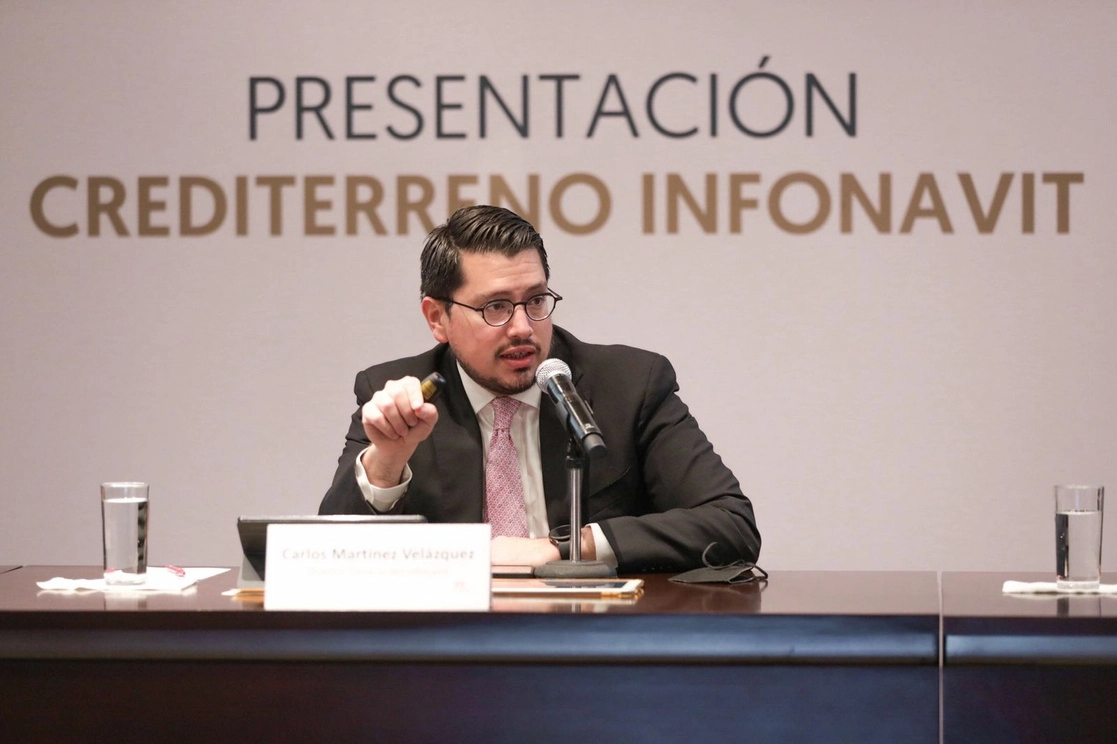 Carlos Martínez Velázquez, director del Instituto, al anunciar el esquema de Crediterreno, el 6 de abril de 2022. Foto tomada del Twitter de @Infonavit