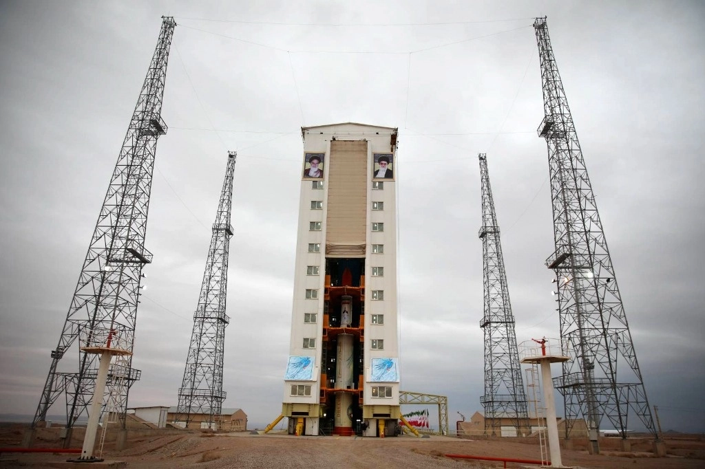 Irán lanzó exitosamente tres satélites al espacio con un cohete que sufrió varios intentos fallidos previamente. Foto Ministerio de Defensa de Irán, vía Ap