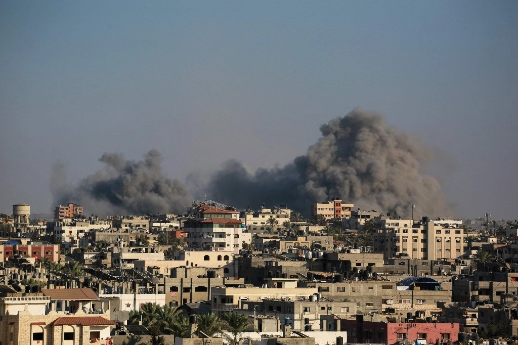 Bombardeo por parte de Israel al sureste de la ciudad de Deir el-Balah, en Gaza, el 24 de agosto de 2024. Foto Afp