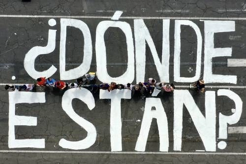 Colectivos nacionales de familiares de víctimas de desaparición forzada en plantón frente a Palacio Nacional, en imagen del 27 de junio pasado. Foto Luis Castillo