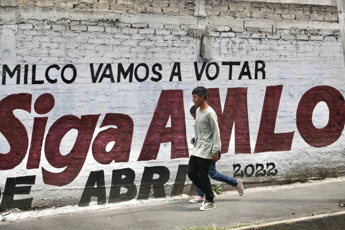 Bardas pintadas anuncian la consulta de revocación de mandato e invitan a los ciudadanos a emitir su voto el próximo 10 de abril, en calles de la capital del país. La imagen, del 20 de marzo de 2022. Foto Luis Castillo