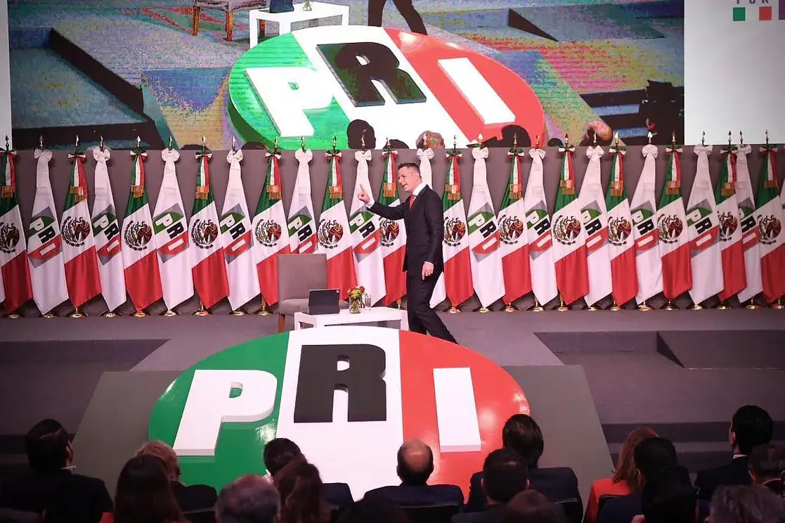 El gobernador de Oaxaca, Alejandro Murat (imagen), junto con Beatriz Paredes, fijó su postura para ser candidato presidencial del tricolor. En el auditorio Plutarco Elías Calles, en la sede nacional del partido, se inauguró ayer el encuentro Diálogos por México, en el cual otros aspirantes buscarán afianzar su posición para la contienda electoral de 2024. Foto 'La Jornada'




