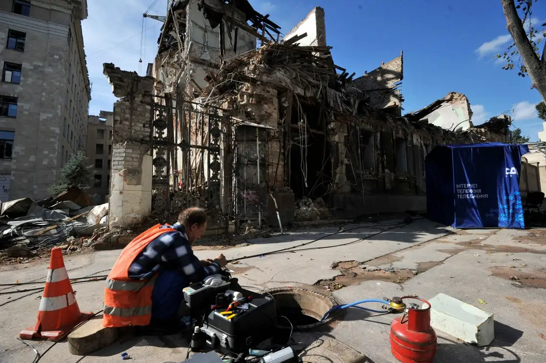 Un trabajador comunal hace reparaciones tras los intensos bombardeos lanzados sobre la ciudad de Járkov. Foto Afp 




