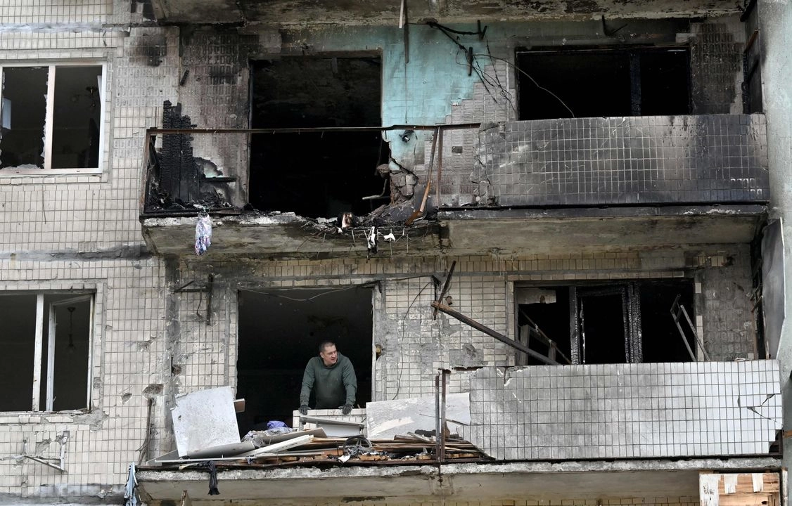 Escombros de un edificio residencial dañado tras el ataque ruso en Kiev, el 24 de mayo de 2025.