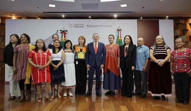 Encabeza canciller De la Fuente (c,der), acompañado por Tatiana Clouthier, titular del IME (c,izq) el  lanzamiento de la campaña de protección consular. Foto 