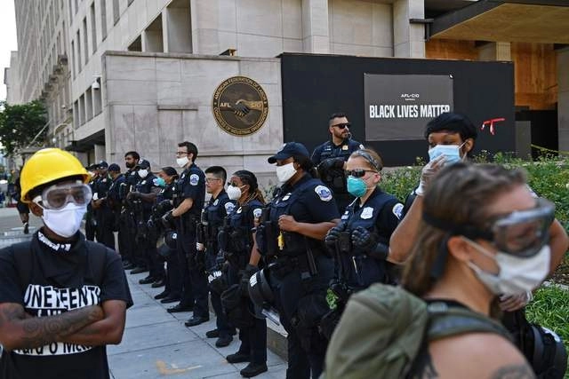 Una línea de policías custodia el perímetro de la Plaza Lafayette, cerca de la Casa Blanca, en Washington. Foto Afp 