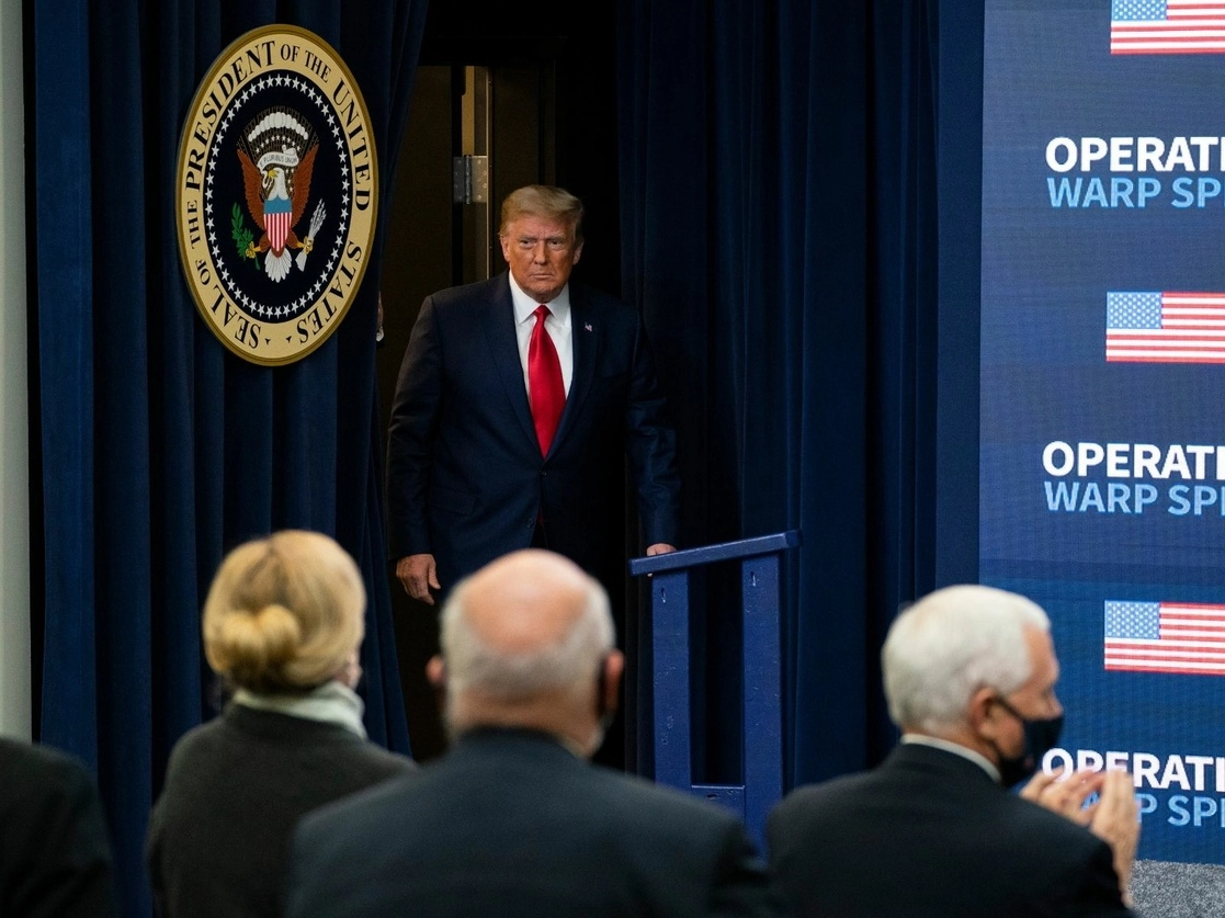 El presidente de Estados Unidos, Donald Trump, anunció un decreto "para garantizar que los ciudadanos estadunidenses tengan la prioridad para recibir vacunas estadunidenses". Foto Ap 