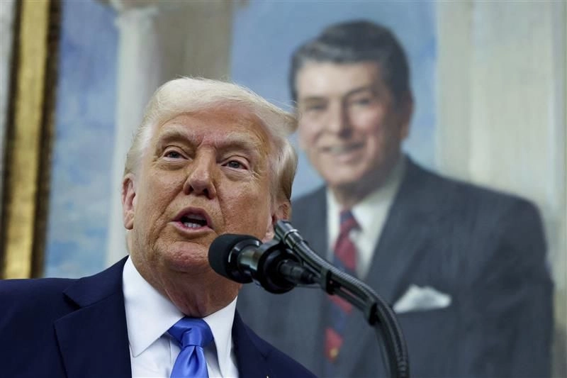 El mandatario republicano Donald Trump frente a un retrato de Donald Reagan, en la Casa Blanca. Foto