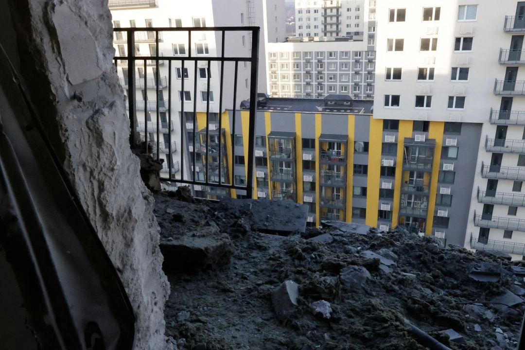 Daños por ofensiva con drones ucranios en un complejo residencial de Sapronovo, ayer en Moscú. Foto 