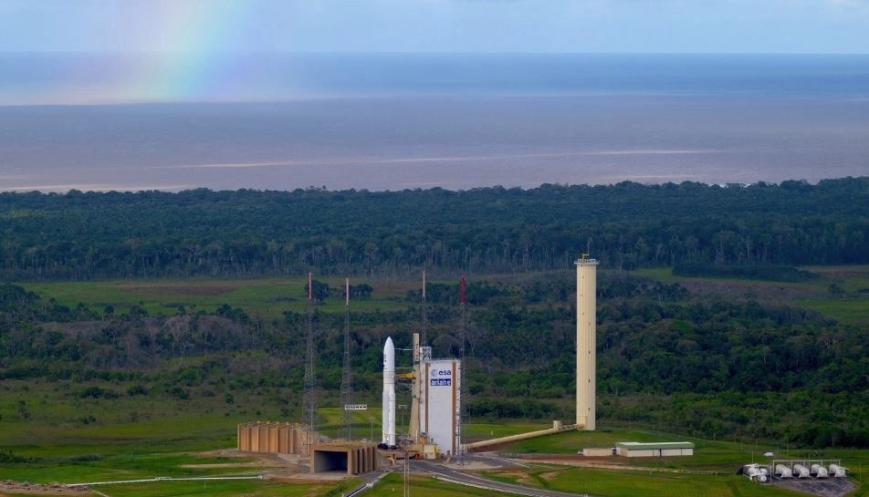 El lanzamiento de la sonda europea Juice hacia Júpiter, previsto para este jueves a bordo de un cohete Ariane 5, se aplazó al viernes debido a las malas condiciones meteorológicas, anunció Arianespace. Foto Europa Press