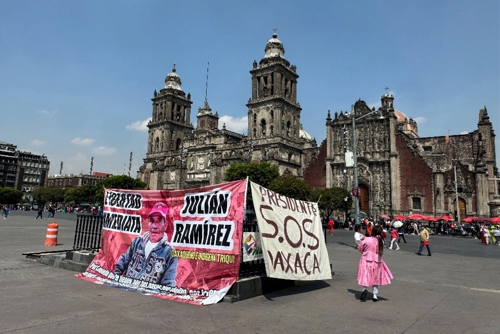 Tras llegar en caravana desde Oaxaca, integrantes de la Alianza de Pueblos por la Justicia Social instalaron un plantón frente a Palacio Nacional para solicitar que la presidenta Claudia Sheinbaum intervenga ante “la cerrazón” del gobernador Salomón Jara para atender los casos de agresiones contra activistas, feminicidios y represión. Foto Alfredo Domínguez