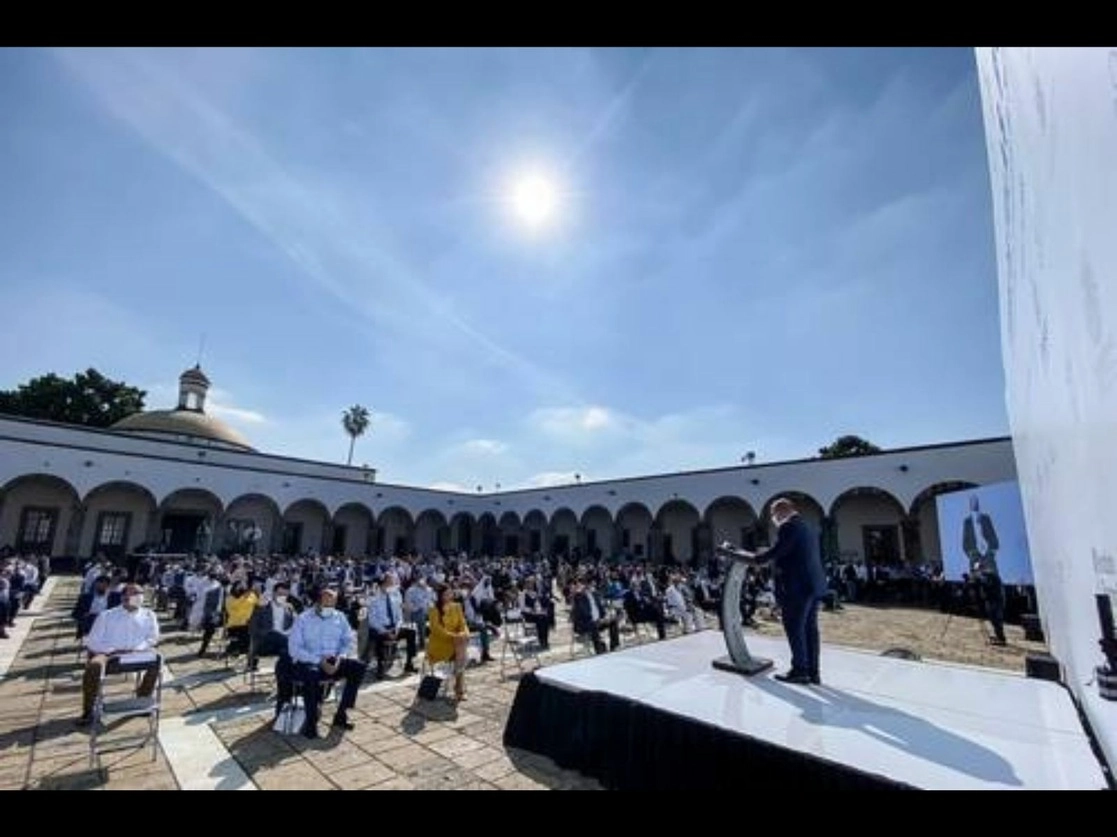 Al menos 300 personas, entre ellas dirigentes empresariales, industriales y de sindicatos oficialistas acudieron al Instituto Cultural Cabañas, convocados por el gobernador Enrique Alfaro ante la inconformidad por la disminución de recursos federales. Foto cortesía Gobierno de Jalisco