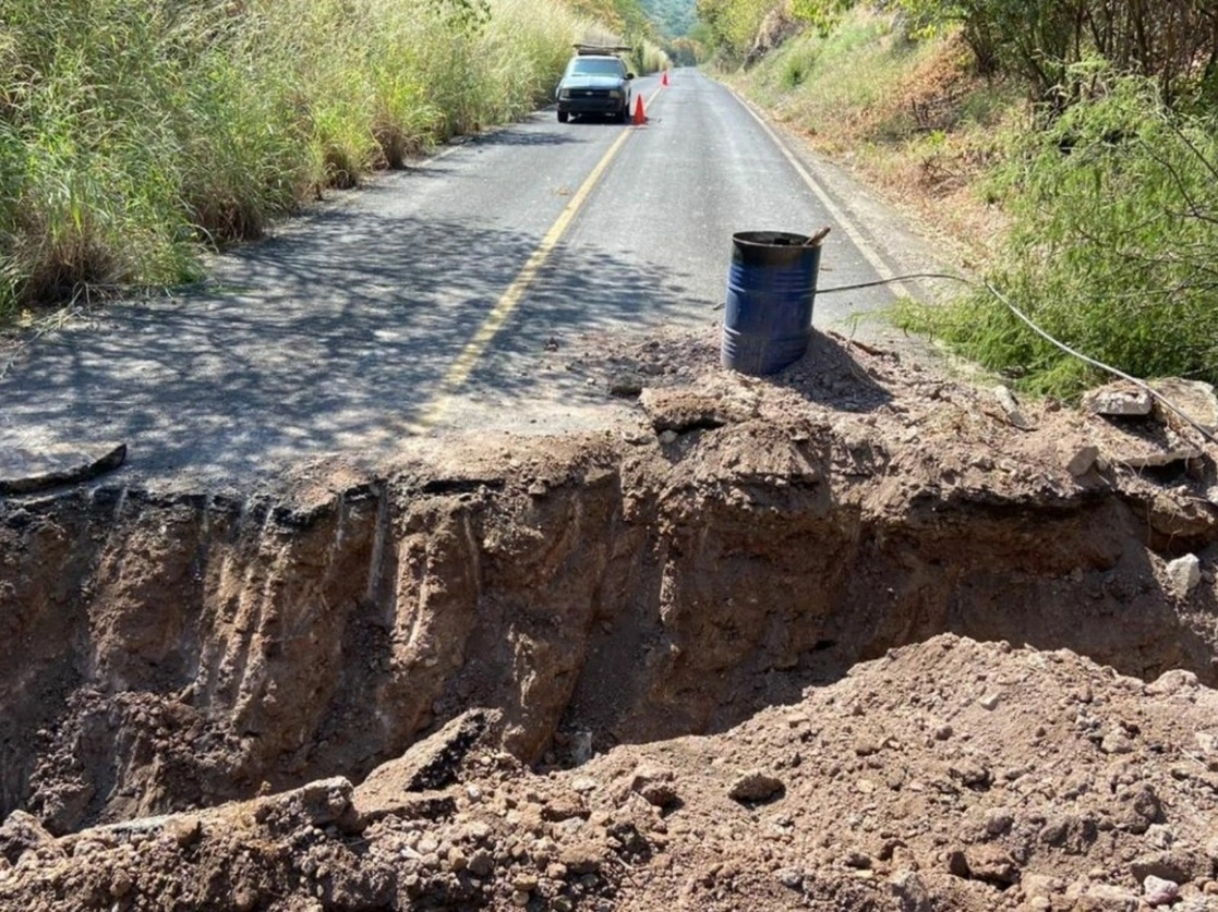 En noviembre, presuntos integrantes del grupo delictivo ‘Los Viagras’ abrieron una zanja para impedir el paso de vehículos que pertenecen al Cártel Jalisco Nueva Generación a los municipios michoacanos de Tepalcatepec y Coalcomán. Foto tomada del Twitter de @DannyRangelGDL