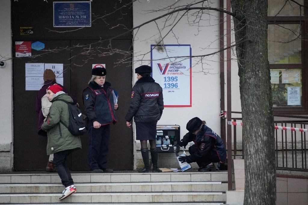 Un oficial de policía inspecciona el área después de que una mujer arrojara un cóctel Molotov al techo de una escuela que alberga un colegio electoral durante las elecciones presidenciales en San Petersburgo, Rusia, el viernes 15 de marzo de 2024.Foto Ap