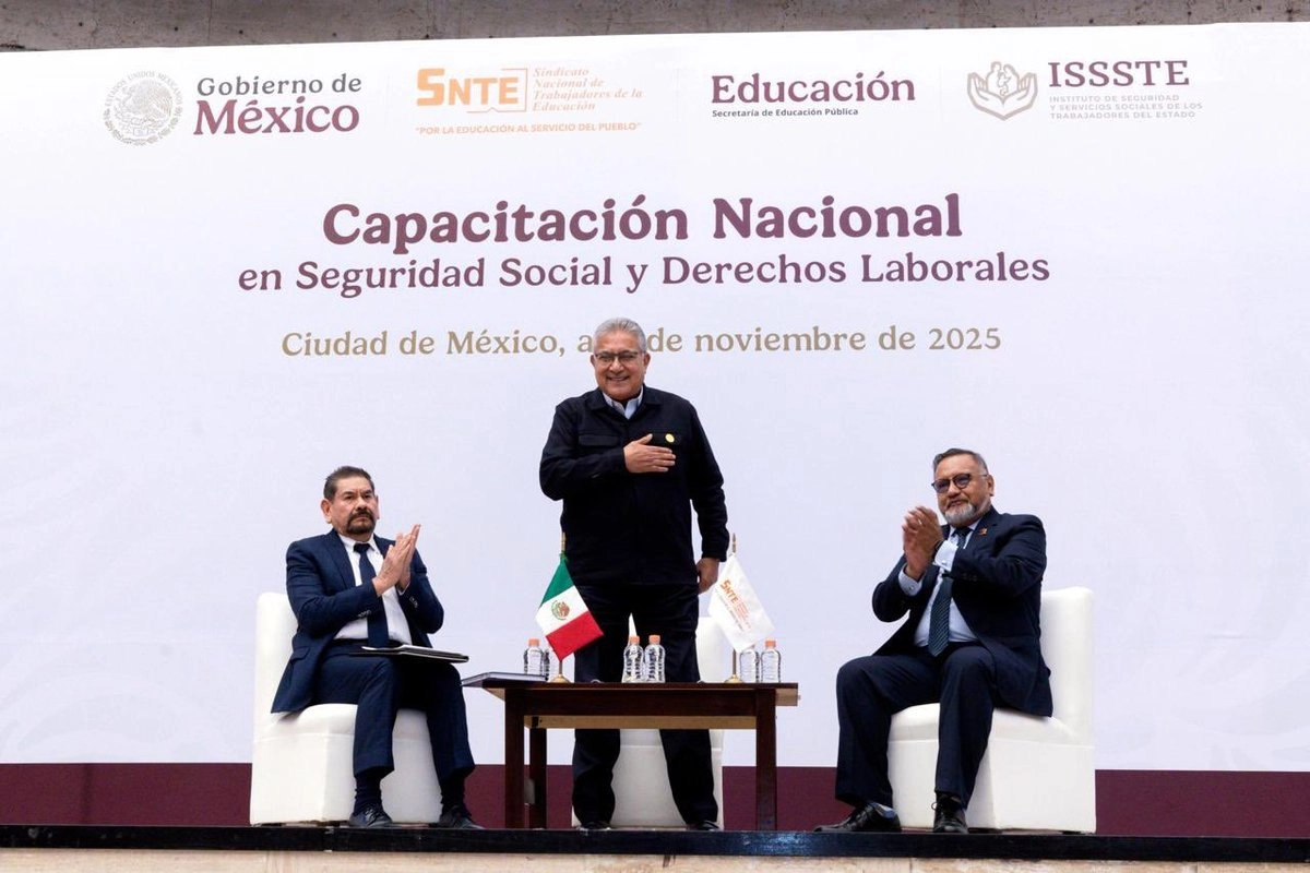 El secrecretario general del SNTE, Alfonso Cepeda Salas (c) destacó que este avance beneficiará a los trabajadores del Estado. Foto tomada de la cuenta de X 