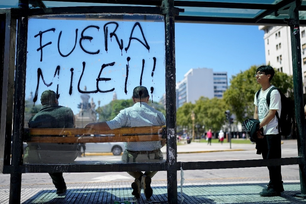 Protesta contra el presidente de Argentina, Javier Milei, en una parada de autobús de Buenos Aires. Foto Ap