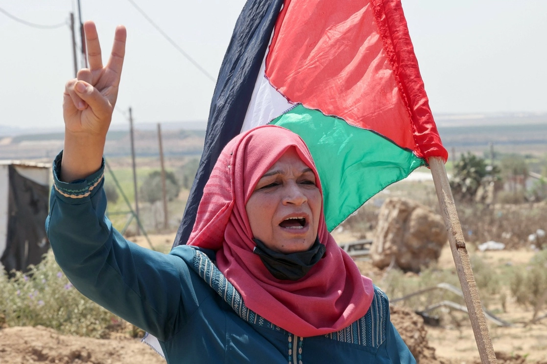 Una mujer palestina participa en una protesta en contra del bloqueo a la franja de Gaza. Foto Afp