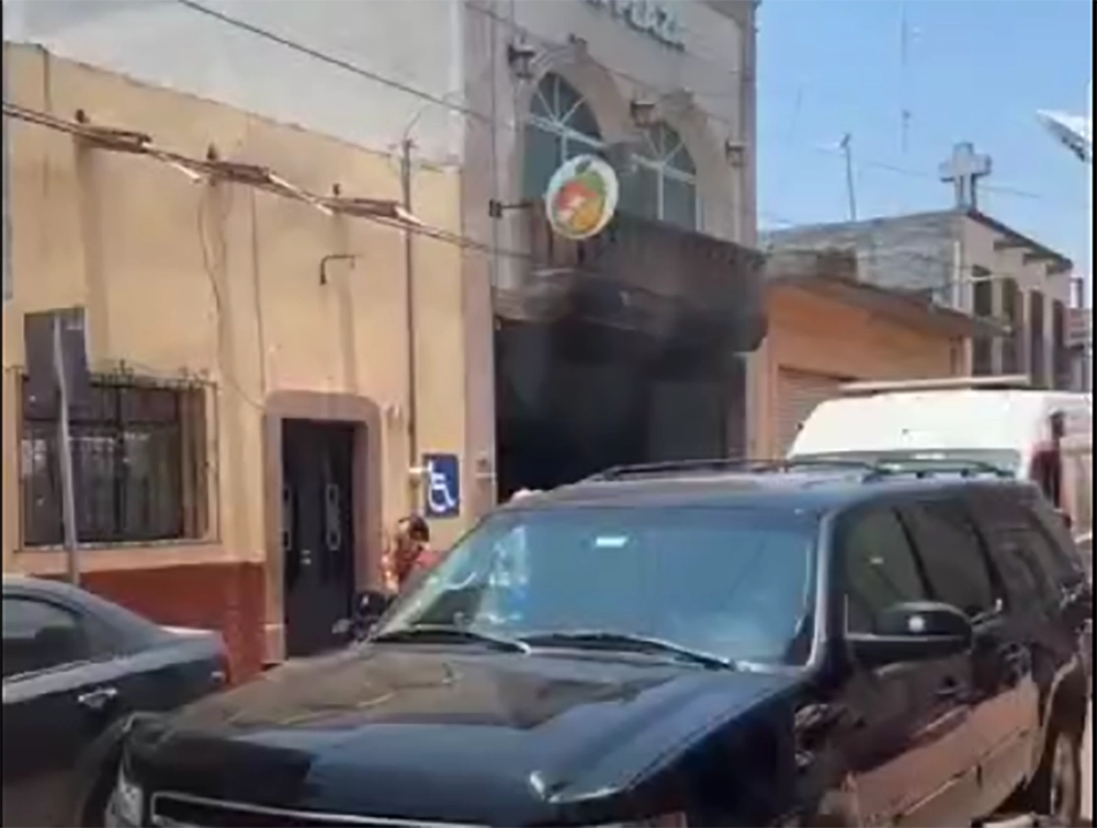 Un local comercial, propiedad del alcalde electo de Tarimoro, Guanajuato, fue blanco de un ataque con una explosivo. Foto La Jornada