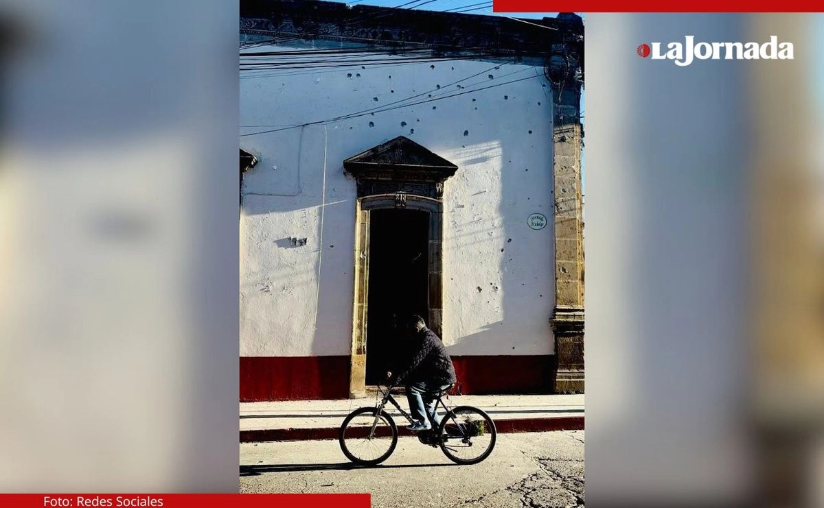 La sede del Ayuntamiento de Zinapécuaro, en Michoacán fue atacada a balazos y explosivos lanzados desde drones. Foto 