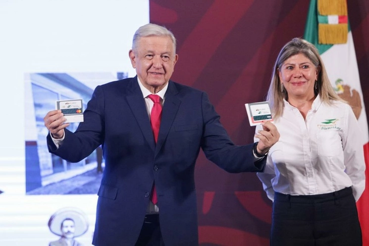 El presidente de México, Andrés Manuel López Obrador, muestra la tarjeta de Financiera para el Bienestar, para el recibo y envío de remesas, junto a la titular de Financiera para el Bienestar Rocío Mejía, durante la conferencia matutina en Palacio Nacional, en la Ciudad de México, el 1 de mayo de 2023. Foto Pablo Ramos