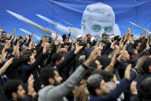  Manifestantes en Teherán protestan contra el ataque aéreo estadunidense en Irak que mató al general Qassem Soleimani, jefe de la fuerza Al Qods de la Guardia Revolucionaria. Foto Ap
