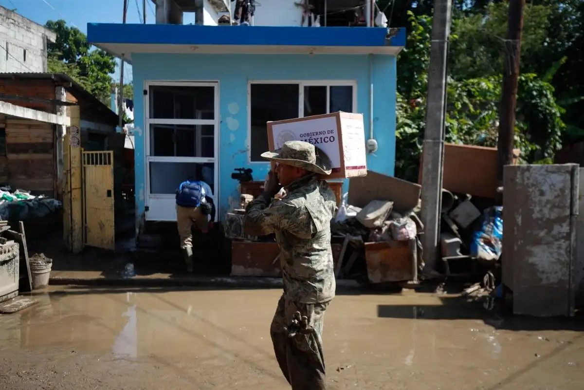 Elementos de la Marina ayudan a los habitantes de la colonia Lázaro Cárdenas con la remoción de  agua, lodo y pertenencias arrastradas por el agua, tras el desbordamiento del río debido a las intensas lluvias en Poza Rica, Veracruz. Foto
