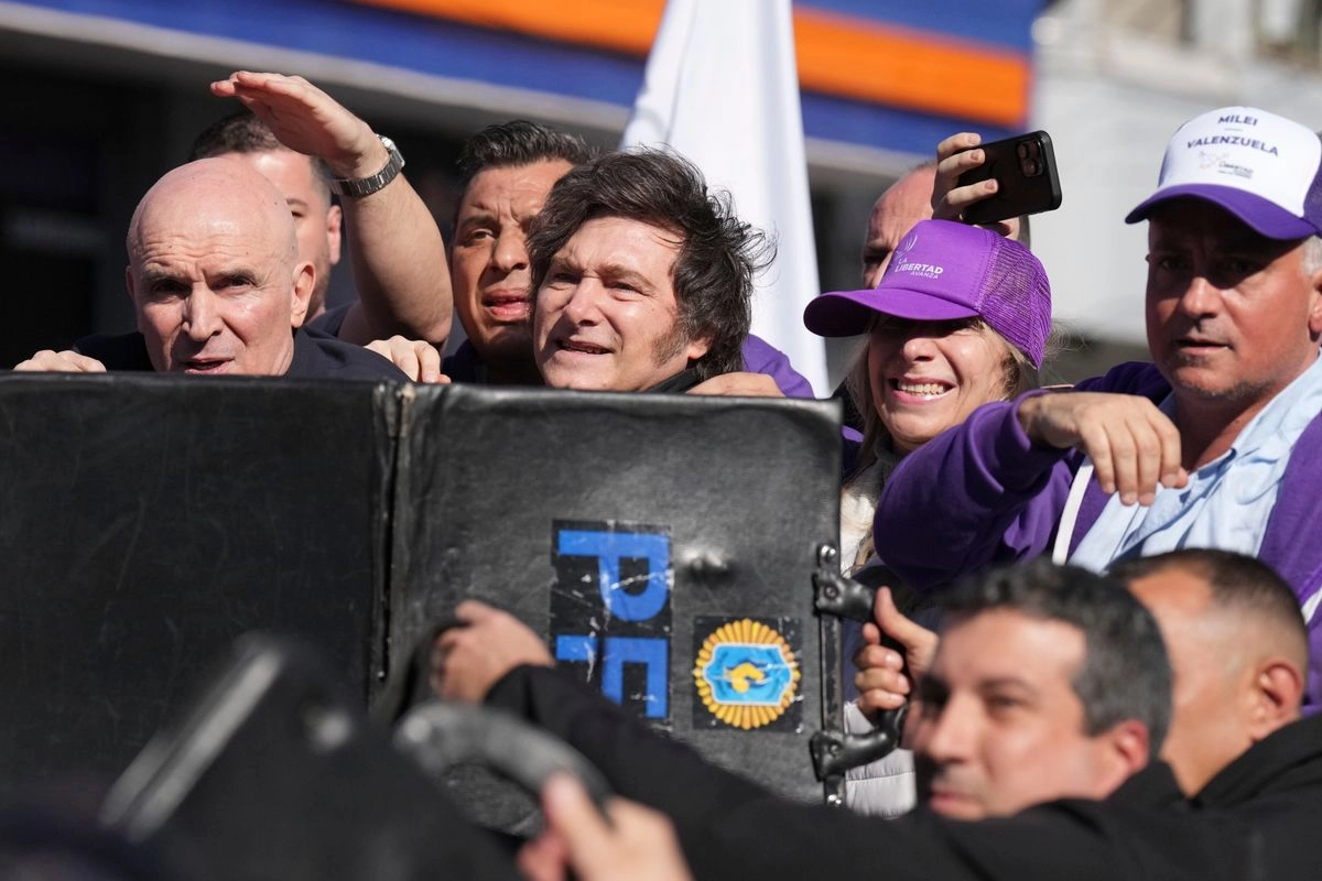 La policía protege al presidente Javier Milei y a su hermana, la secretaria general de la Presidencia, Karina Milei, de objetos arrojados durante un mitin de campaña de su partido de las elecciones legislativas provinciales en Lomas de Zamora, Argentina, el 27 de agosto de 2025. Foto 