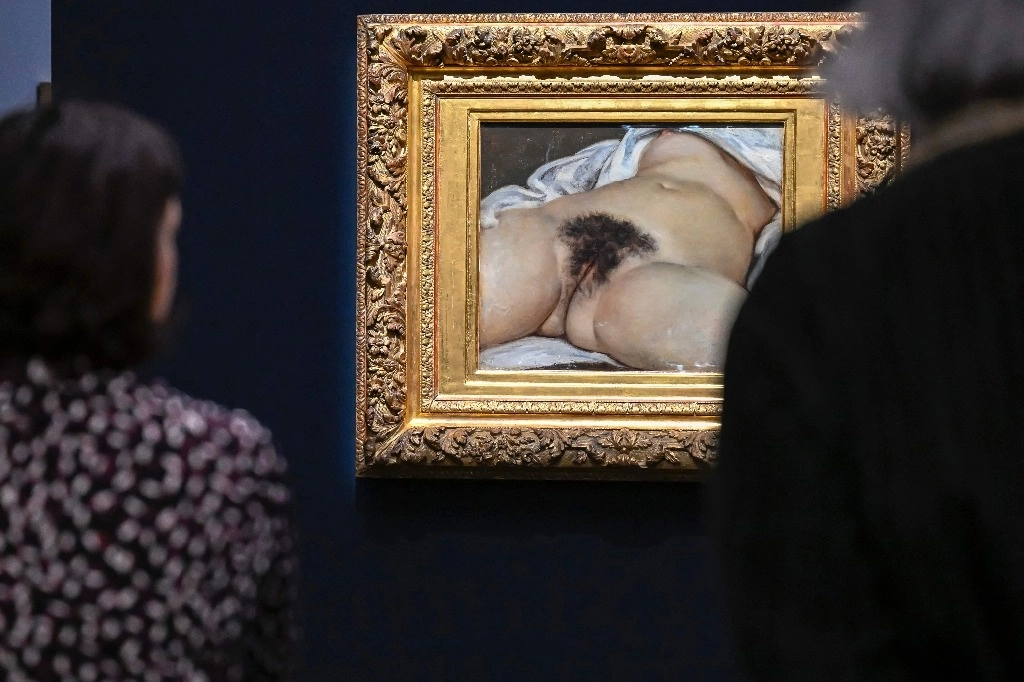 El cuadro ‘El origen del mundo’ de Courbet (1866) fue rociado con pintura roja el lunes por la tarde en el Centro Pompidou-Metz, en el este de Francia. Foto Afp / Archivo  