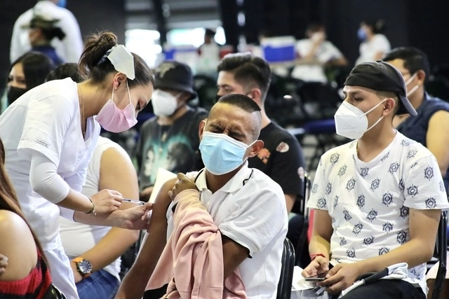 Jornada de vacunación antiCovid en la alcaldía Cuauhtémoc, CDMX. Foto Luis Castillo